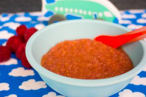 Perzik en frambozen quinoa-ontbijt