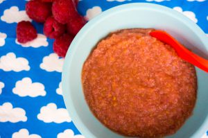 Perzik en frambozen quinoa-ontbijt