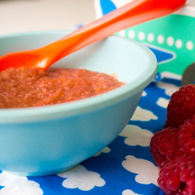 Perzik en frambozen quinoa-ontbijt