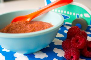 Perzik en frambozen quinoa-ontbijt