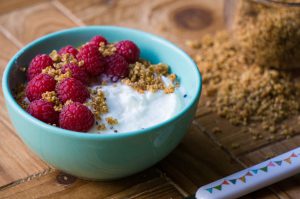 yoghurt met frambozen en krokante quinoa (babies kitchen)