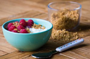 yoghurt met frambozen en krokante quinoa ontbijt