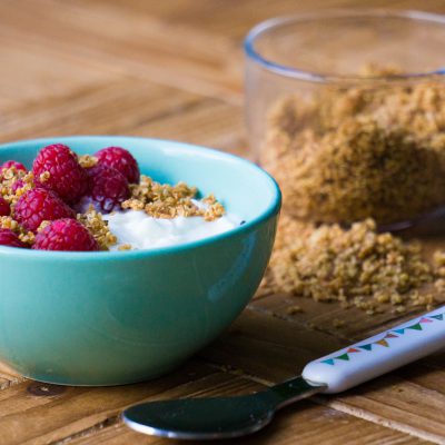 yoghurt met frambozen en krokante quinoa ontbijt