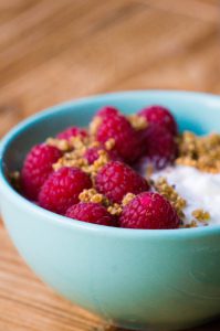 yoghurt met frambozen en krokante quinoa kinderrecept