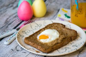 Ei in toast voor het paasontbijt