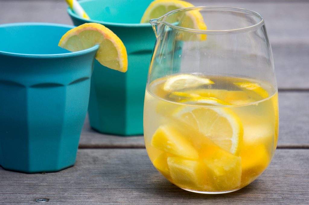 ananas, mango en citroen fruitwater