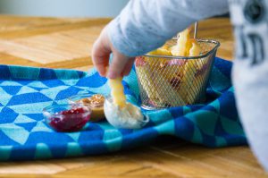 Behind the scenes Appelfrietjes met saus (Babies Kitchen)