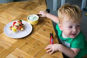 babies kitchen Griekse kip kebab stokjes