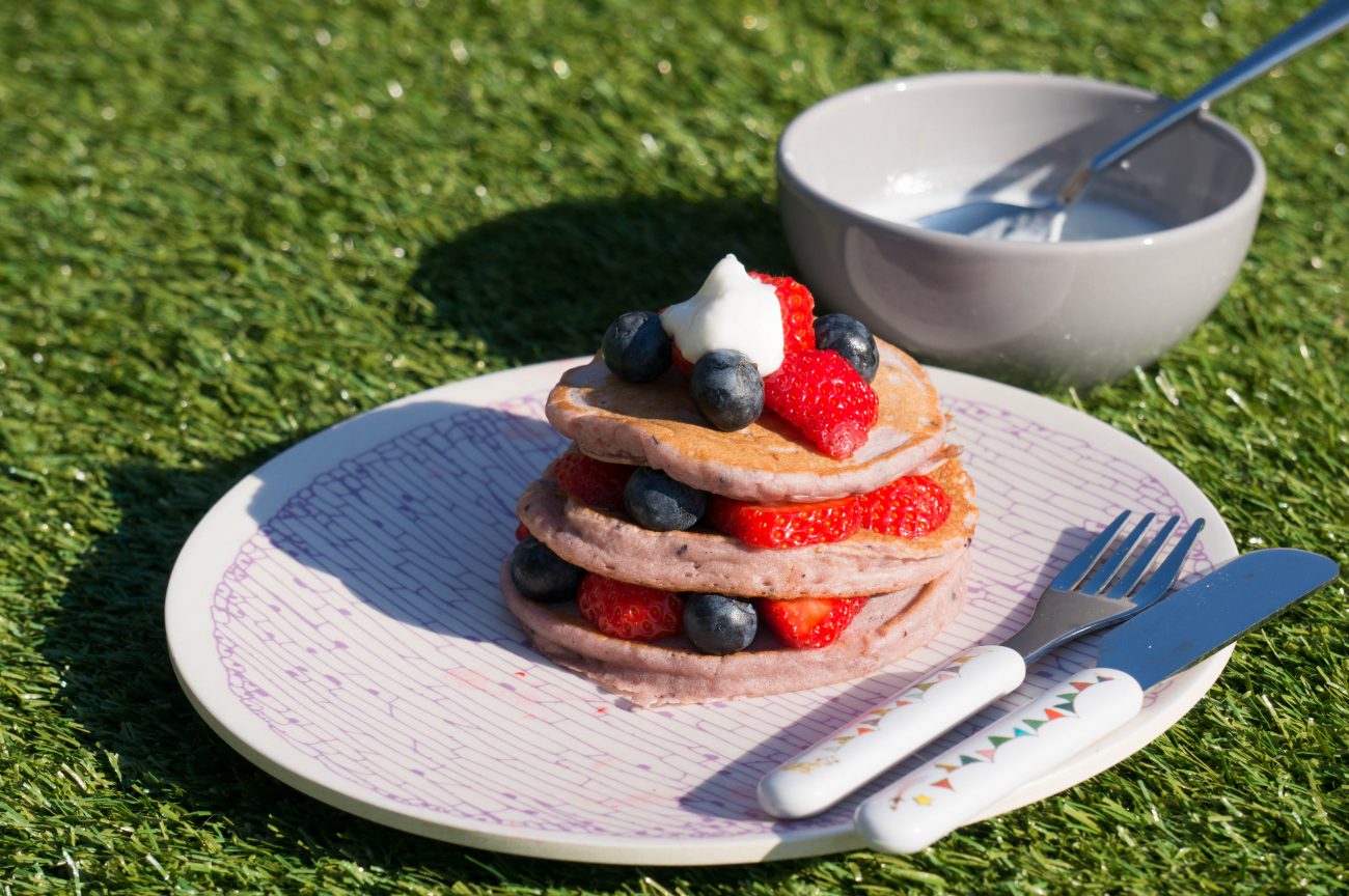 Paarse smoothie pannenkoeken