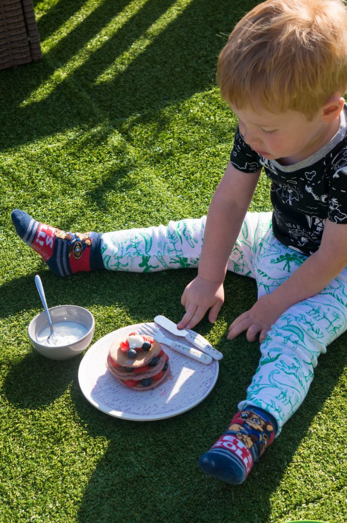 Paarse smoothie pannenkoeken | Babies Kitchen Achter de Schermen