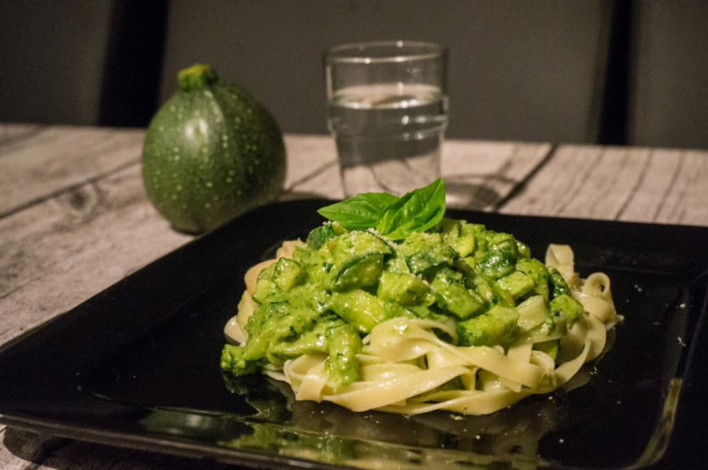 Courgette Pasta Pesto [bron: buzz in the kitchen]