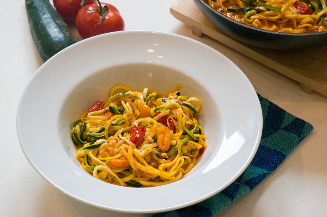 Courgette pasta met pesto en mozzarella