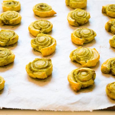 pesto bladerdeegrolletjes | babies kitchen