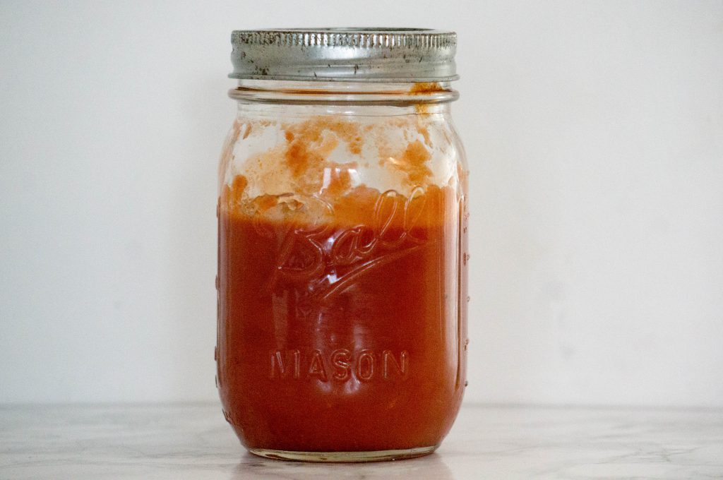 Rode Enchilada Saus Kidshoekje gezin aan tafel