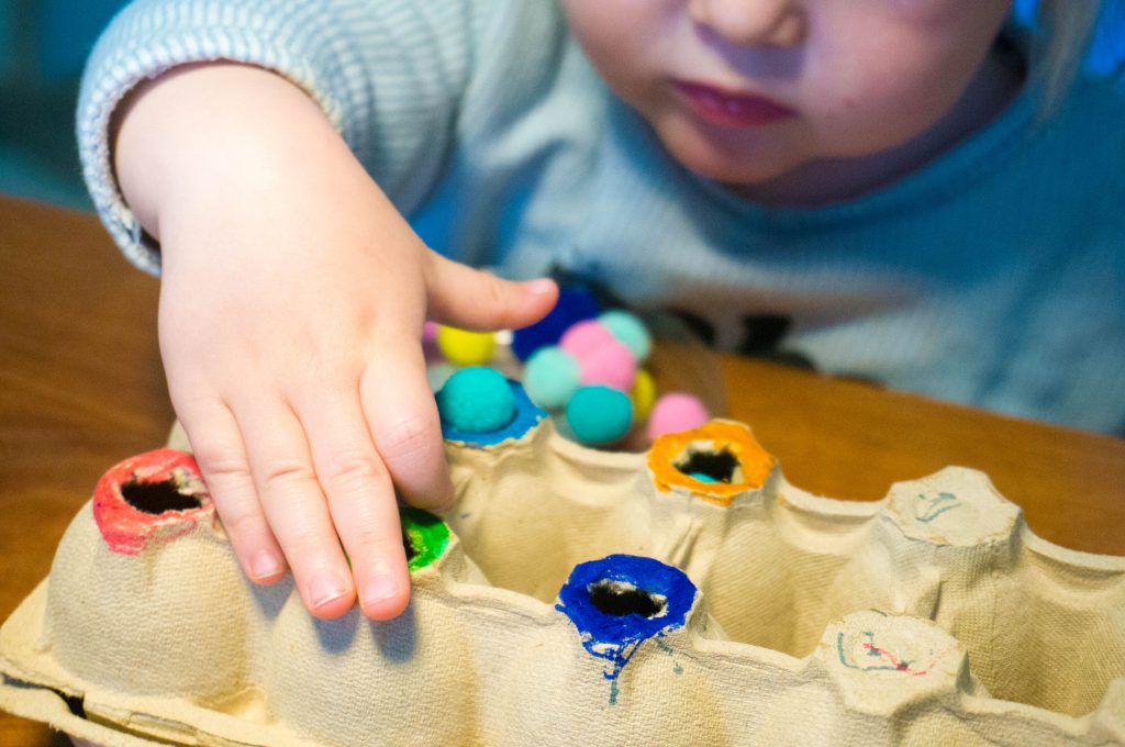 Activiteit voor Dreumes:  Kleuren sorteren met Pompons | Babies Kitchen