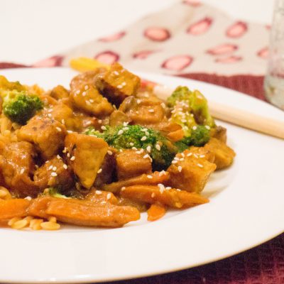 vegetarisch recept Tempeh in Pindasaus | Babies Kitchen