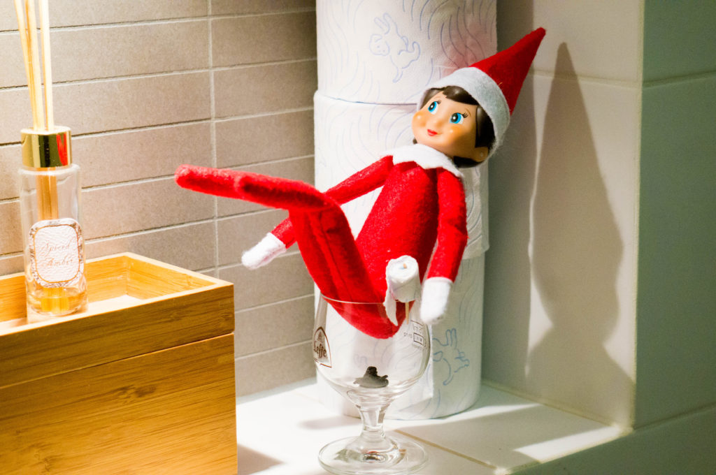 Elf on the Shelf Week 2 | Poepen