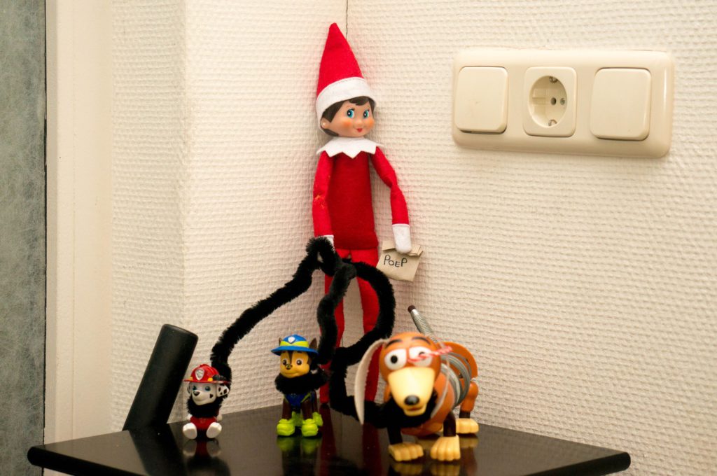 Elf on the Shelf Week 1 - Honden uitlaten [kidshoekje]