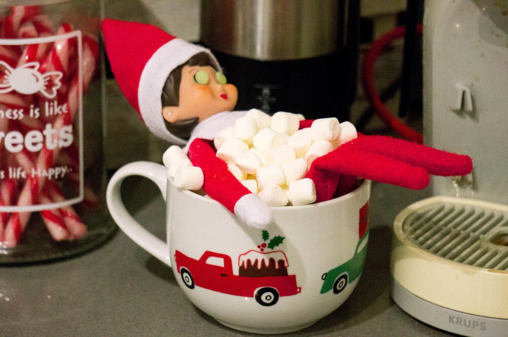 Elf on the Shelf Week 1 - Marshmallow Bad [kidshoekje]