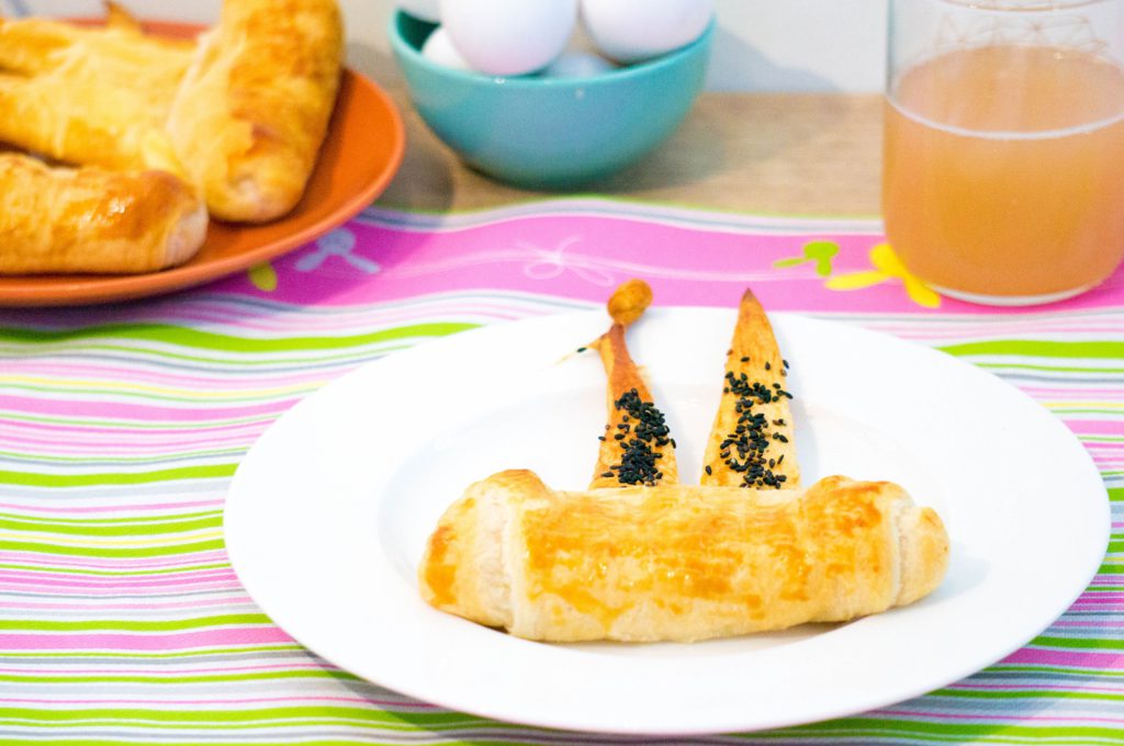 Paashaas Kaascroissant voor het Paasontbijt