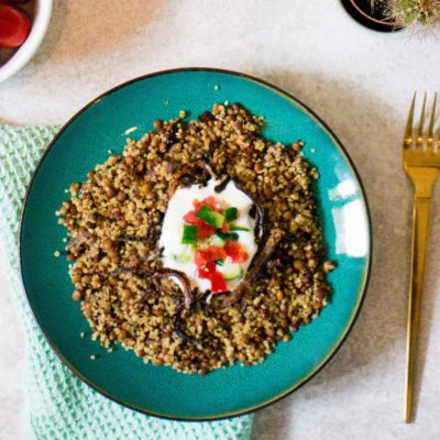 Recept voor Majadra met Quinoa een Vegetarisch Oost Mediteraans gerecht.
