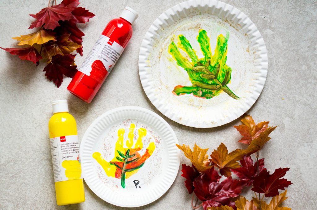 Hand Herfstbladeren Verven - Kidshoekje.nl