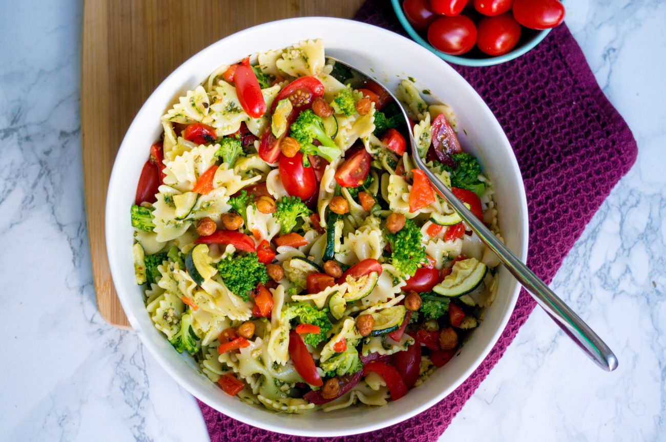 Broccoli Pesto Pasta Salade met Geroosterde Kikkererwten