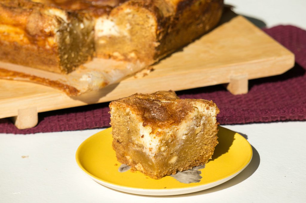 Kaneel Blondies met Cheesecake Swirl