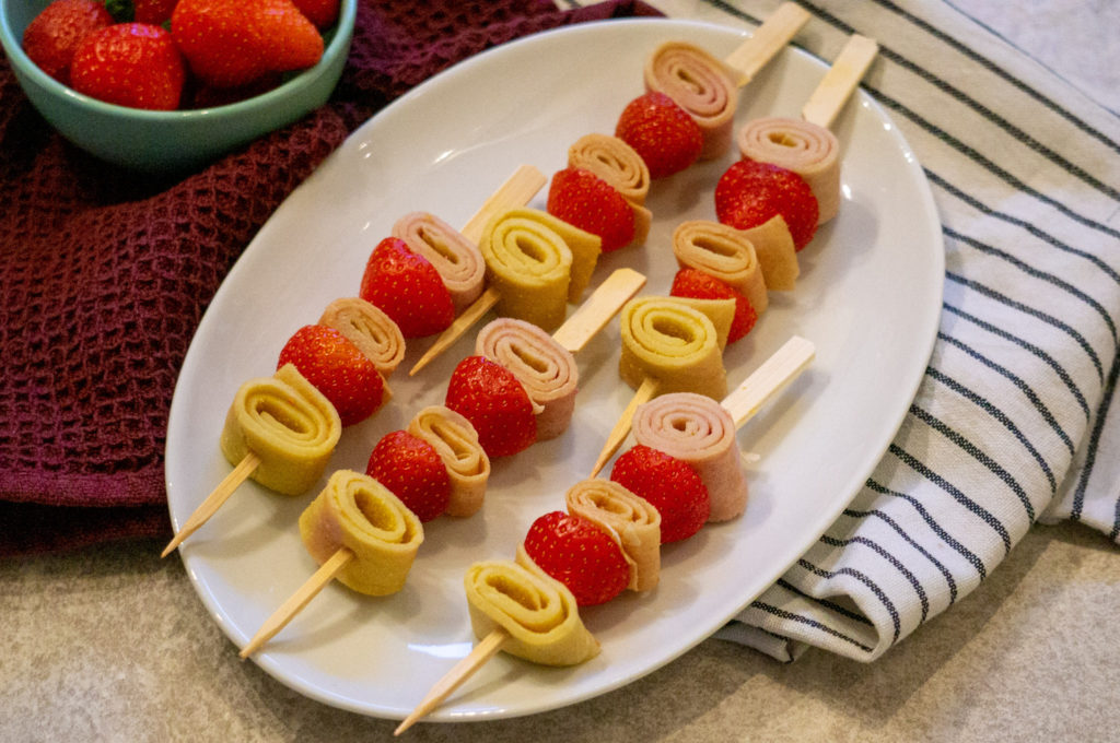 Kleurrijke Pannenkoeken Fruit Spiesjes - Kidshoekje.nl