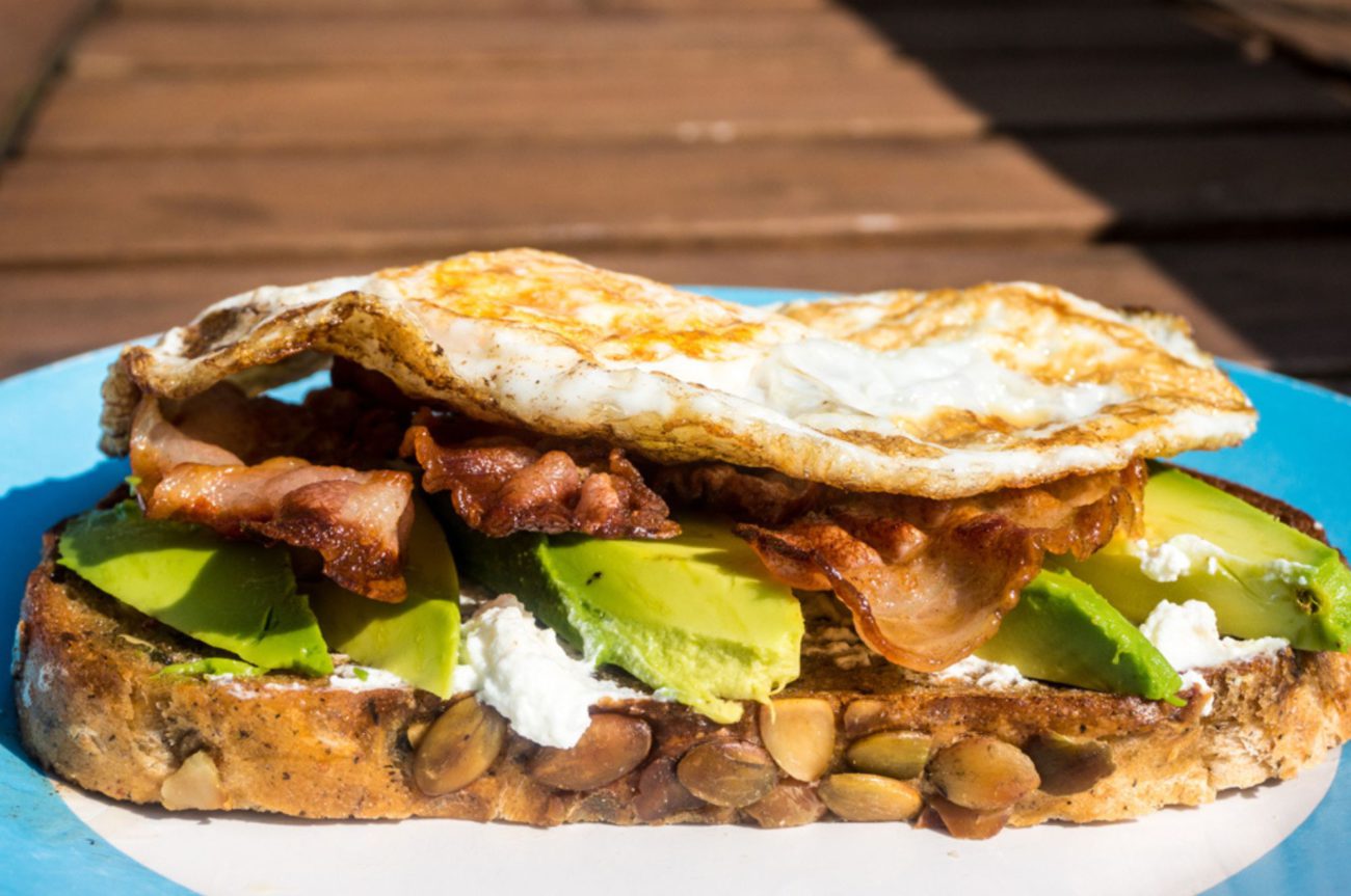 Broodje Gebakken Ei met Avocado