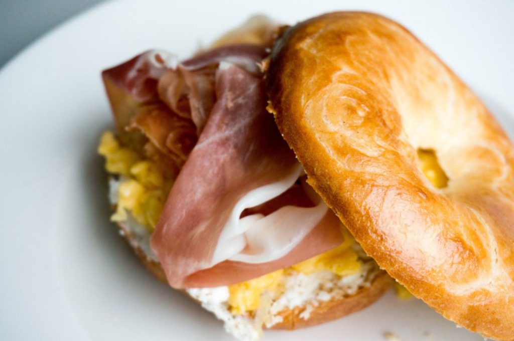 Scrambled Egg en Ricotta Bagel - kidshoekje.nl