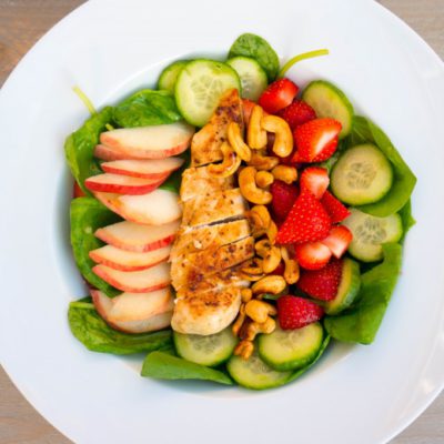 Cajun Kip Salade met Perzik en Aardbei - Kidshoekje.nl