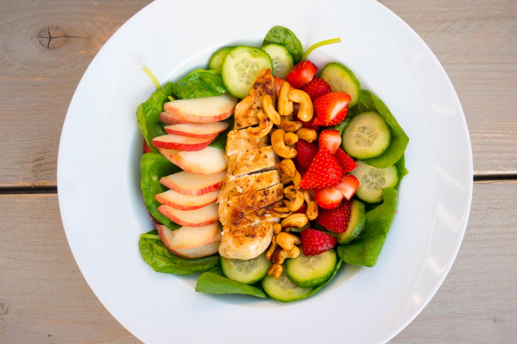 Cajun Kip Salade met Perzik en Aardbei