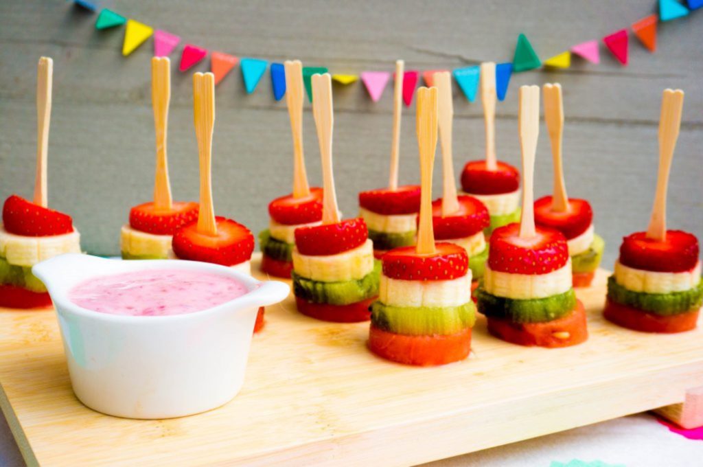 Regenboog Fruitspiesjes met Yoghurt Dip - Kidshoekje.nl