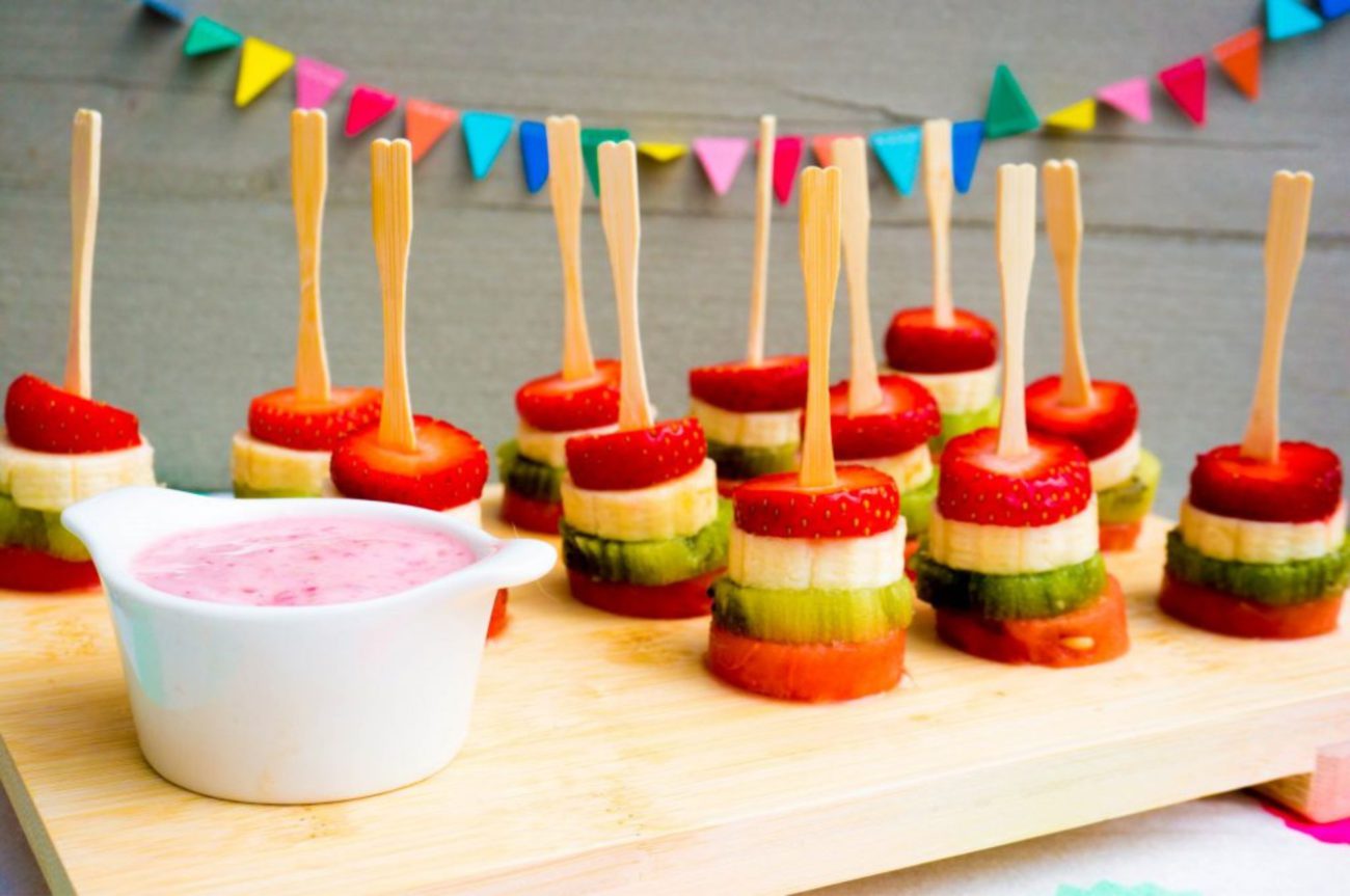 Regenboog Fruitspiesjes met Yoghurt Dip