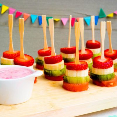 Regenboog Fruitspiesjes met Yoghurt Dip - Kidshoekje.nl