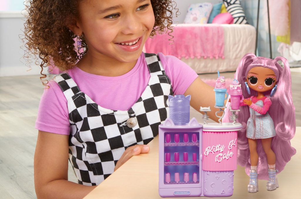 Kitty K en haar een kattencafé L.O.L. Surprise! O.M.G. Sweet Nails