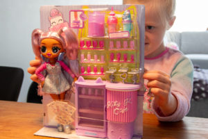 Spelen met L.O.L. Surprise! O.M.G. Sweet Nails