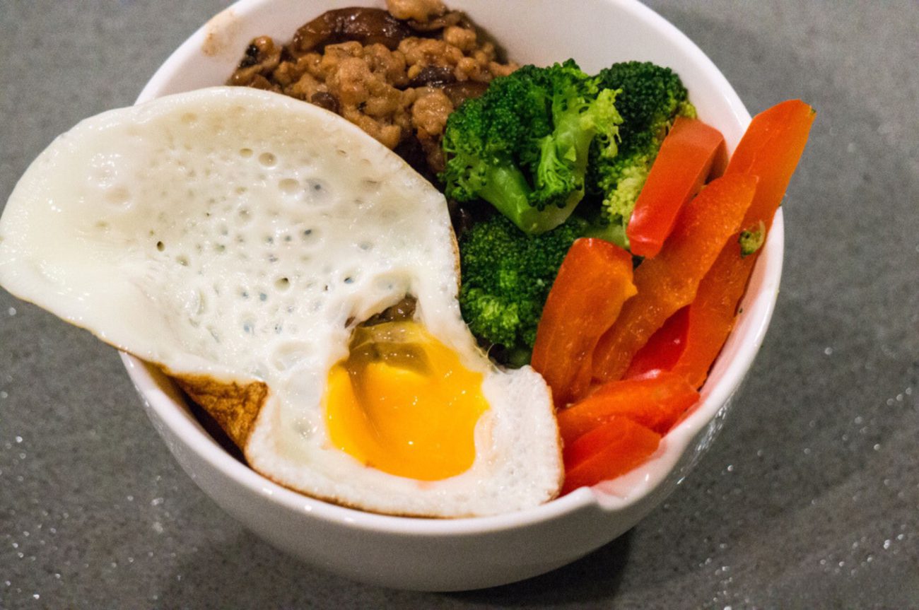 Noedel bowl met kippengehakt