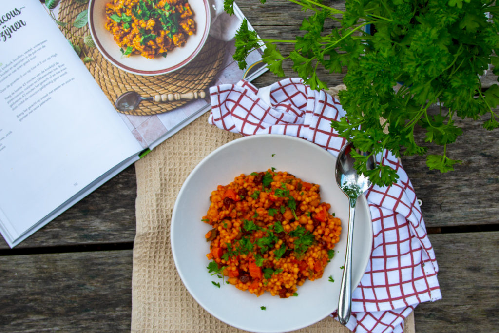 Het Vega Slowcooker Boek Marokkaanse parelcouscousstoof - Kidshoekje.nl