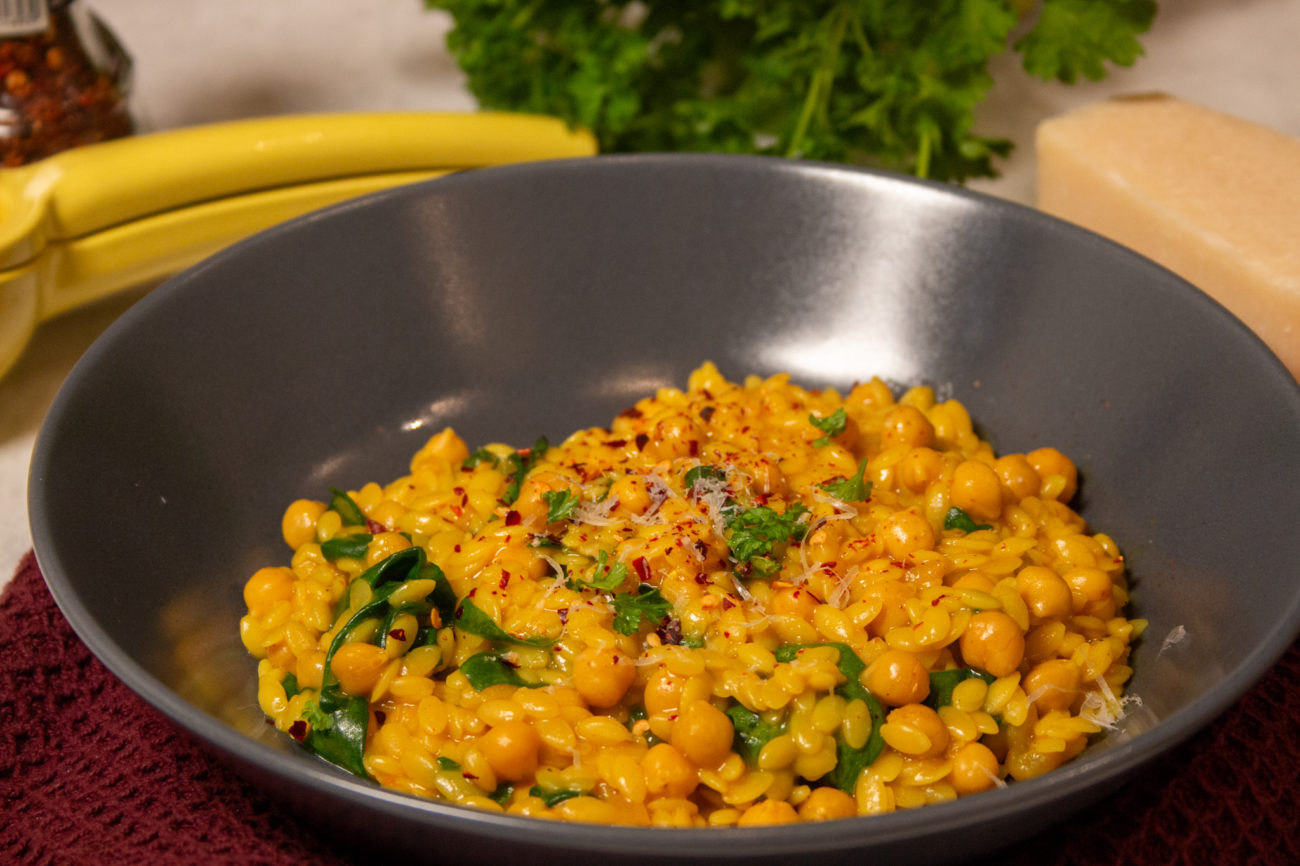 Vegetarische Kurkuma Orzo met Kikkererwten en Spinazie