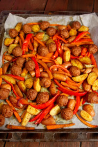 Recept Traybake met vegetarische balletjes en Surinaamse Kruiden - Kidshoekje.nl