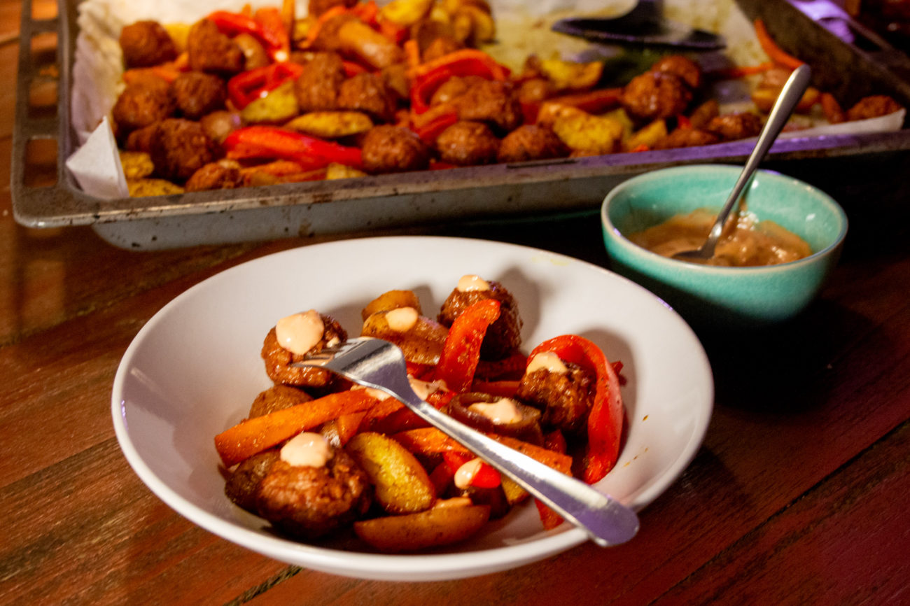 Traybake Surinaams gekruide groenten met Vega ballen
