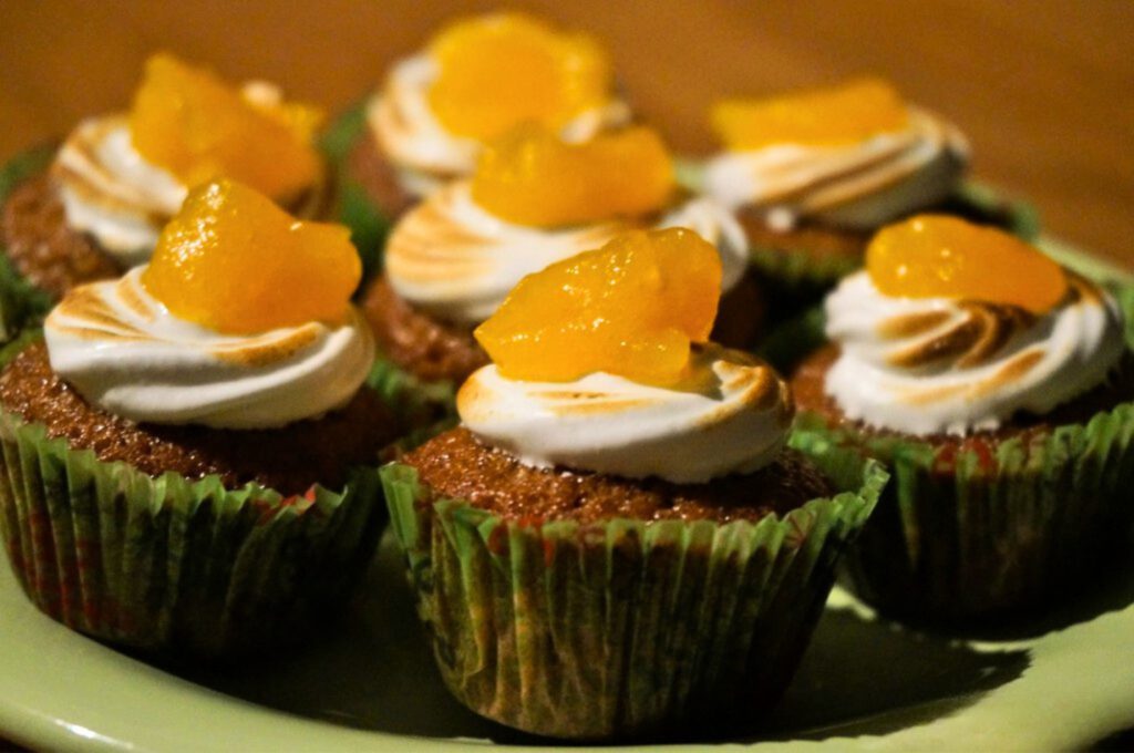 Kaki Cupcakes met Meringue Frosting - Kidshoekje.nl