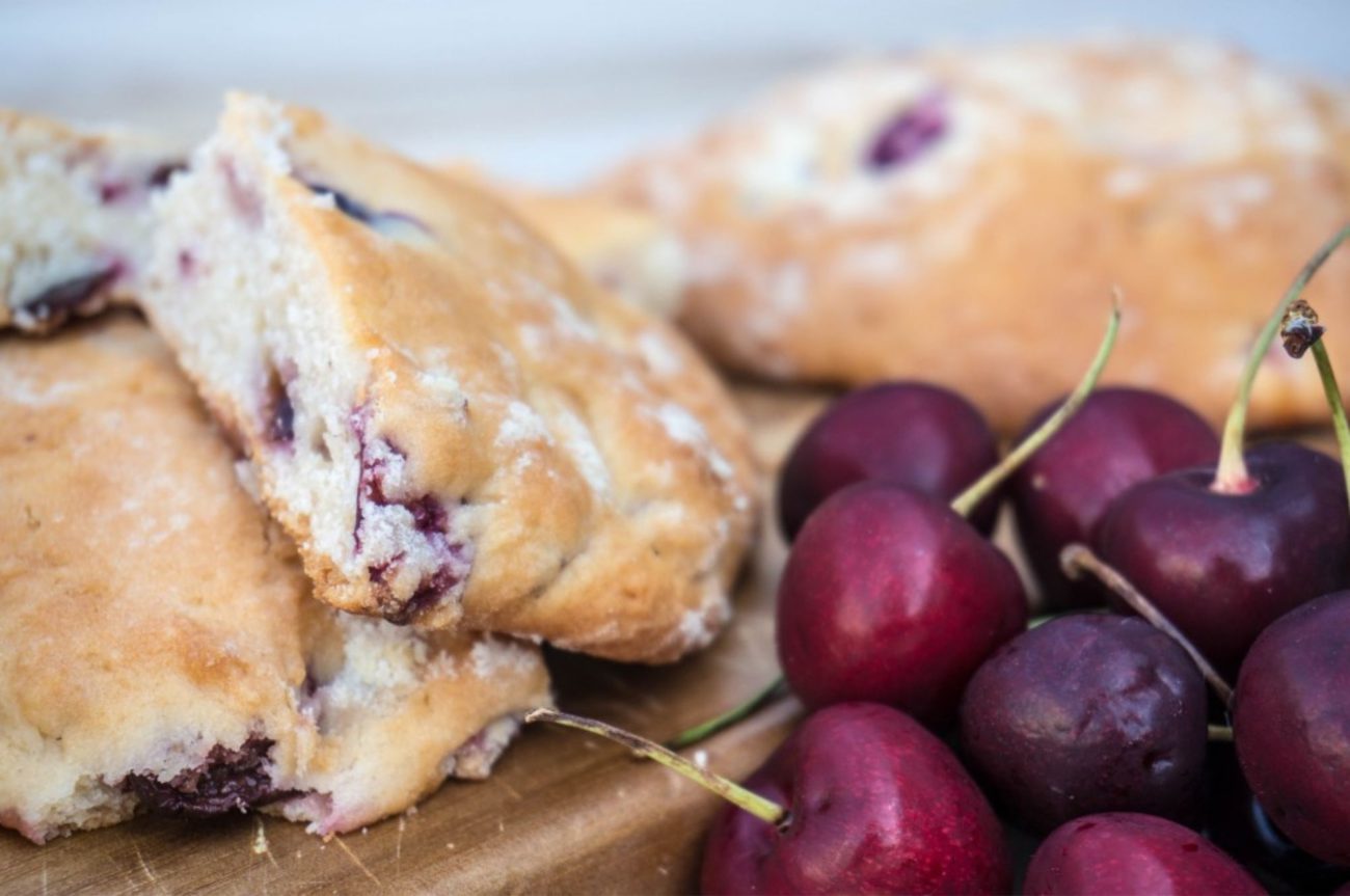 Zure Room Scones met Kersen en Aardbeien