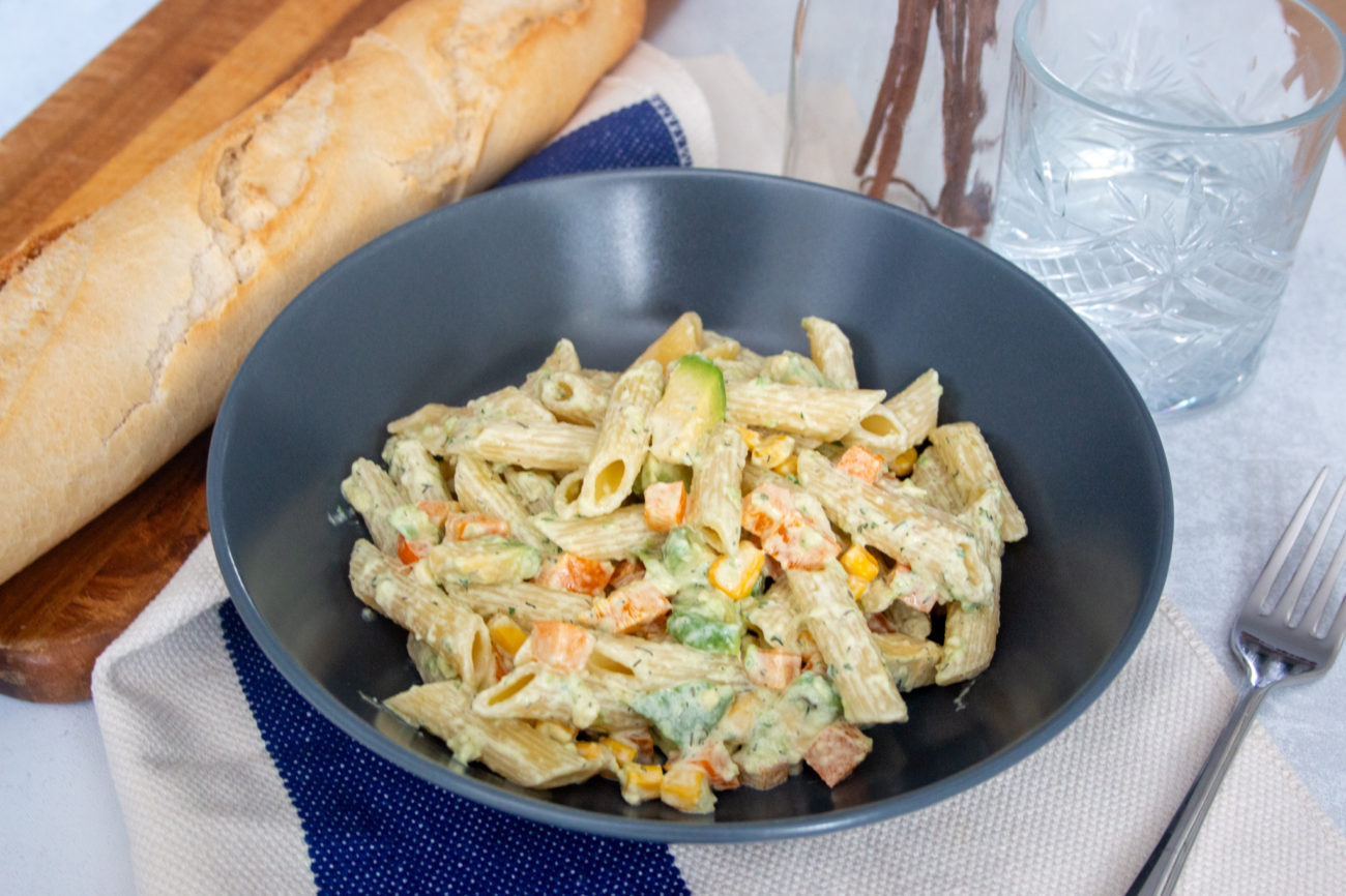 Romige Avocado Ranch Pastasalade. Perfecte Zomersalade voor het Hele Gezin