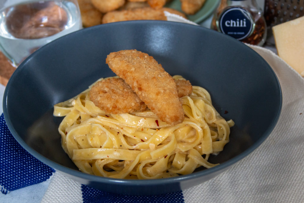 Knoflook Parmezaan Tagliatelle met Vegetarische Krokante Kip - Kidshoekje.nl
