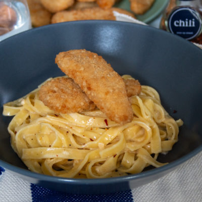 Knoflook Parmezaan Tagliatelle met Vegetarische Krokante Kip - Kidshoekje.nl