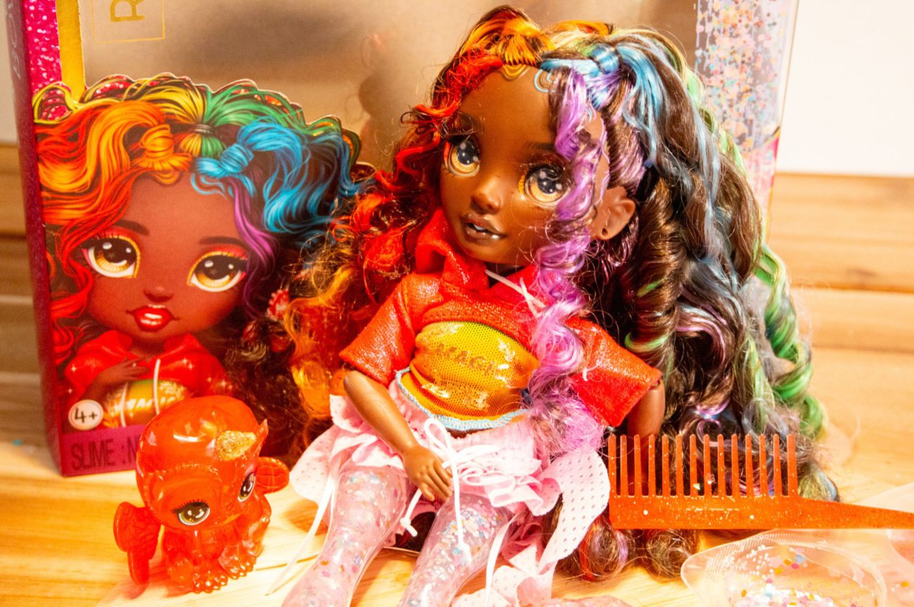 Red de regenboog met de nieuwe Rainbow High Shimmers met Slijm Modepoppen - Kidshoekje.nl