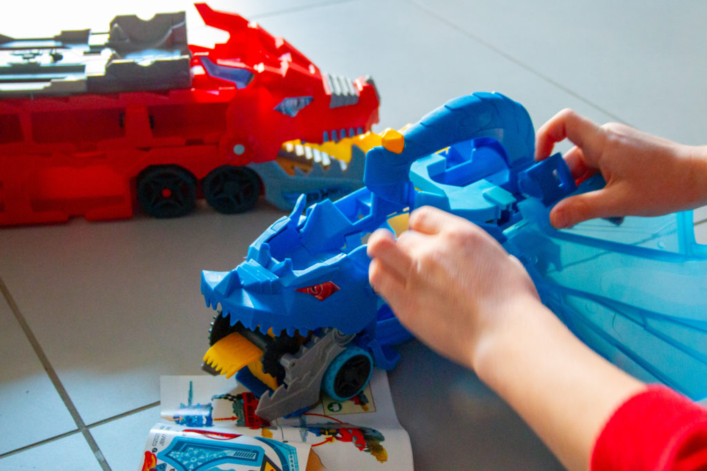 Speelgoed van het Jaar Hot Wheels Ultieme Dubbele Draak transportvoertuig - Kidshoekje.nl